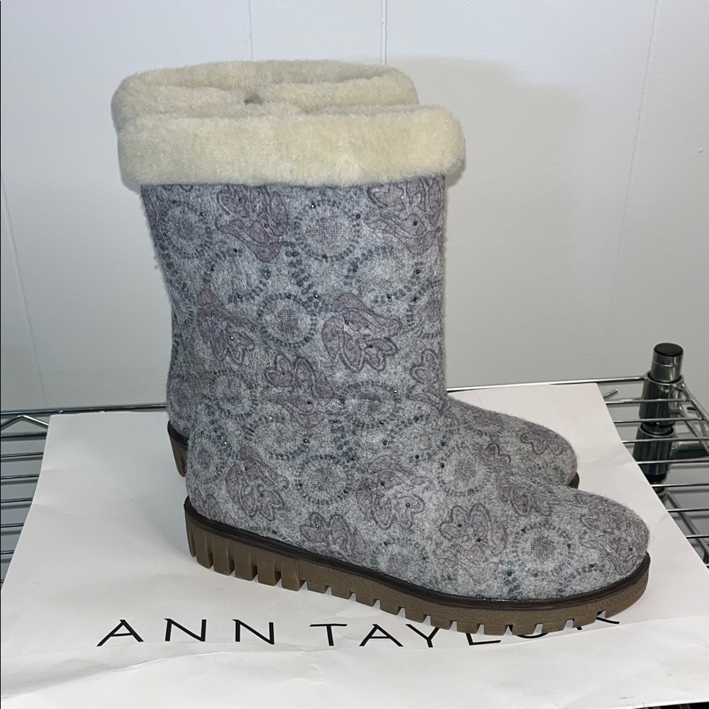 Cozy Floral Winter Boots with Cream Trim - Picture 2 of 10